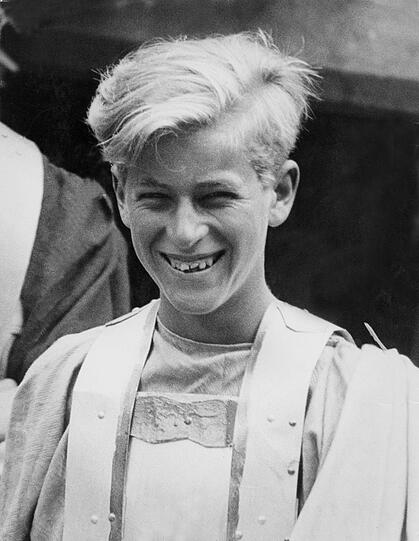 Ab 1933 besuchte Philip für einige Monate das deutsche Internat Schloss Salem, da seine vier Schwestern alle deutsche Prinzen geheiratet hatten und einer seiner Schwäger Eigentümer der Schule war. Als der jüdische Gründer der Schule, Kurt Hahn, 1935 aus Nazi-Deutschland floh und in Schottland das Internat Gordonstoun School aufbaute, zog Philip mit. Bis 1939 blieb er an der schottischen Schule. Das Bild zeigt ihn beim Spielen des Theaterstücks "Macbeth" im Juli 1935.