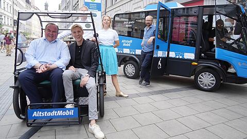 Im neuen Rikscha: Clemens Baumg&auml;rtner (v.l.) und B&uuml;rgermeister Dominik Krause. Mit dabei sind auch Sinaida Cordes und Stadtrat Nik Gradl. Am Steuer sitzt etwas verdeckt Georg Dunkel, Leiter des Mobilit&auml;tsreferats.