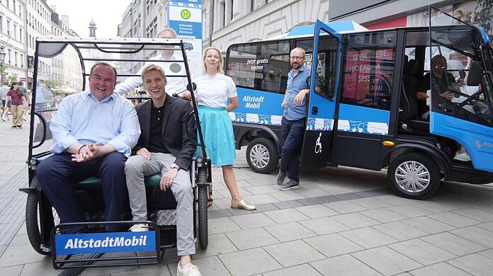 Im neuen Rikscha: Clemens Baumgärtner (v.l.) und Bürgermeister Dominik Krause. Mit dabei sind auch Sinaida Cordes und Stadtrat Nik Gradl. Am Steuer sitzt etwas verdeckt Georg Dunkel, Leiter des Mobilitätsreferats.