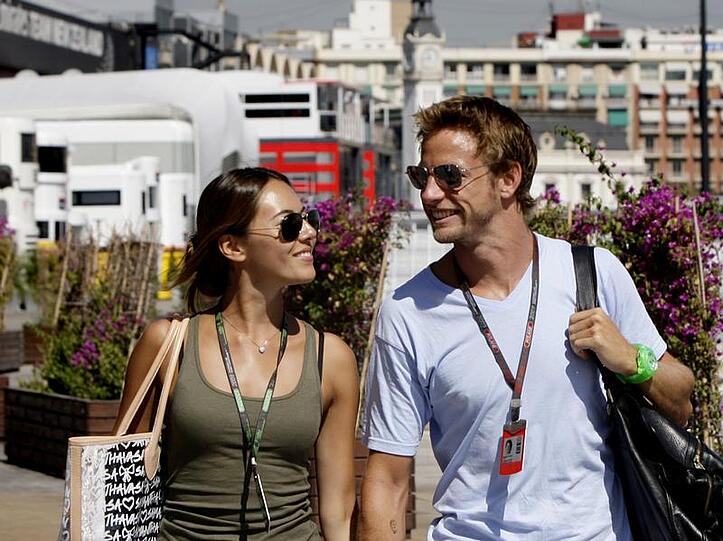 Jenson Button, hier mit seiner Freundin Jessica Michibata, kam am Sonntag Weltmeister werden.