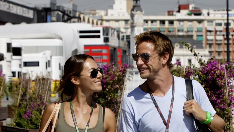 Jenson Button, hier mit seiner Freundin Jessica Michibata, kam am Sonntag Weltmeister werden. Jenson Button, hier mit seiner Freundin Jessica Michibata, kam am Sonntag Weltmeister werden.