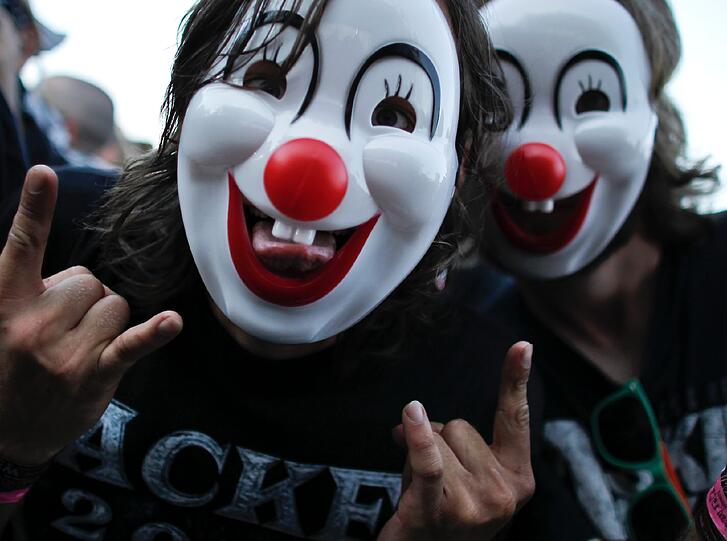 Am Mittwoch kamen die meisten Fans schon angereist, um am Donnerstag das größte Metal-Festival der Welt zu feiern. Aufgrund von Regenfällen waren Teile des Festivalgeländes noch ziemlich matschig - doch wen störts? Die Metall-Fans jedenfalls nicht! Die Bilder von Anreise und erstem Abend