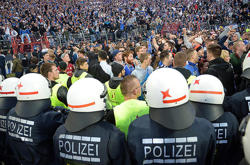 Kurz vor Ende der Verlängerung stürmten HSV-Fans den Stadioninnenraum. Die Polizei konnte die Menge in Schach halten.