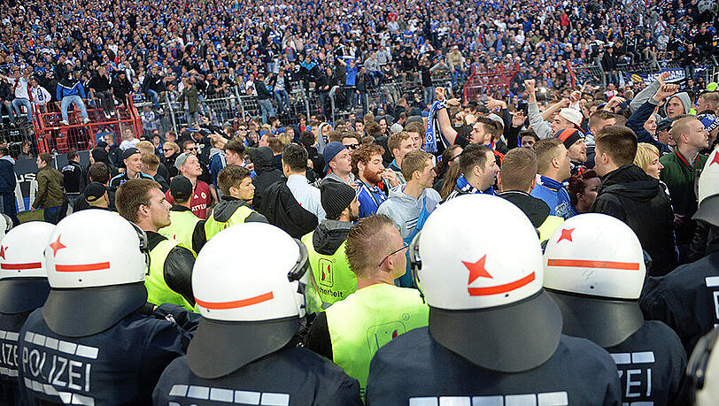Kurz vor Ende der Verlängerung stürmten HSV-Fans den Stadioninnenraum. Die Polizei konnte die Menge in Schach halten. Kurz vor Ende der Verlängerung stürmten HSV-Fans den Stadioninnenraum. Die Polizei konnte die Menge in Schach halten.