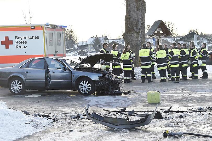 Tödlicher Unfall auf der B13: Nach einem Zusammenstoß starb ein Opel-Fahrer noch im Krankenwagen.