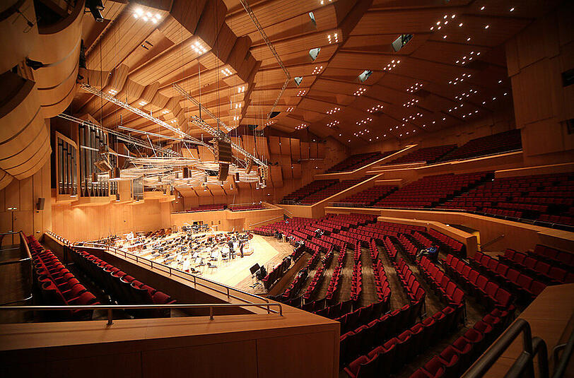 So kennt man die Philharmonie als Zuschauer &ndash; doch hinter die Kulissen kommt man selten.