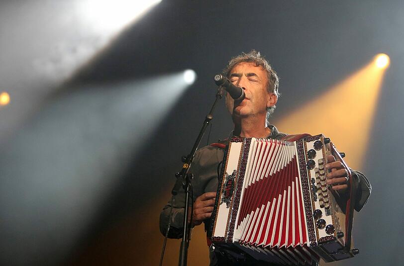 Dass ein Liedermacher den Circus Krone an zwei aufeinanderfolgenden Tagen komplett vollmacht, gibt es ja nicht so häufig. Hubert von Goisern hat das allerdings gerade voll-bracht.