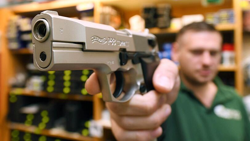 Markus Rummer zeigt in seinem Waffengeschäft eine Schreckschusspistole vom Typ Walther P88 Compact Kaliber 9mm PAK.