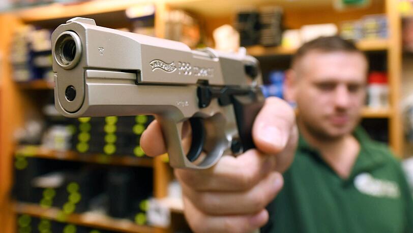 Markus Rummer zeigt in seinem Waffengeschäft eine Schreckschusspistole vom Typ Walther P88 Compact Kaliber 9mm PAK. Markus Rummer zeigt in seinem Waffengeschäft eine Schreckschusspistole vom Typ Walther P88 Compact Kaliber 9mm PAK.
