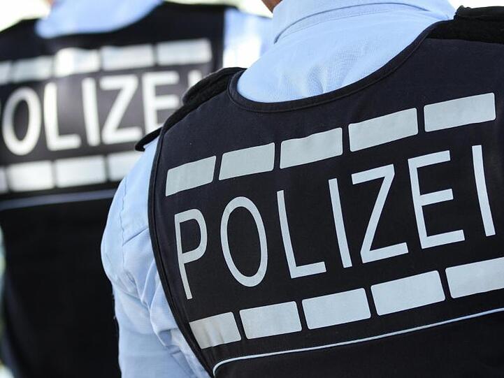 In Polizei-Westen gekleidete Polizisten. Foto: Silas Stein/dpa