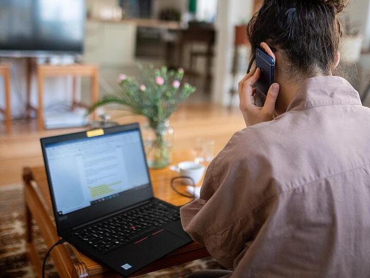 Arbeiten in den eigenen vier Wänden: Wie hoch der zusätzliche Stromverbrauch durch das Homeoffice ausfällt, ist allerdings unklar.