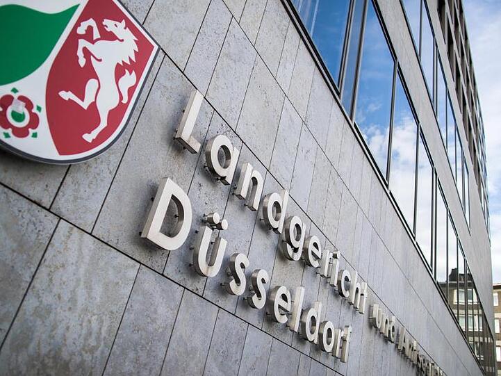 Die Masche funktioniert immer wieder: Betrüger geben sich als Polizisten aus und bringen Senioren um ihr Vermögen. Das Landgericht Düseldorf verurteilte nun zwei Täter.