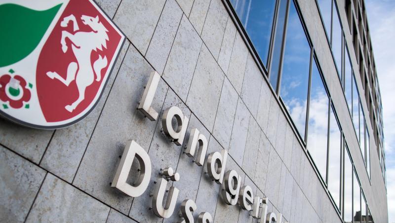 Die Masche funktioniert immer wieder: Betrüger geben sich als Polizisten aus und bringen Senioren um ihr Vermögen. Das Landgericht Düseldorf verurteilte nun zwei Täter. Die Masche funktioniert immer wieder: Betrüger geben sich als Polizisten aus und bringen Senioren um ihr Vermögen. Das Landgericht Düseldorf verurteilte nun zwei Täter.