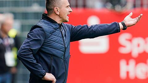 Trainer Mersad Selimbegovic vom SSV Jahn Regensburg.