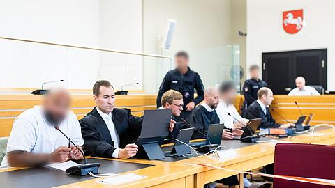 Der Staatsanwalt soll eine Kokain-Bande vor einer Razzia gewarnt haben. Ein weiterer Mann ist wegen Beihilfe angeklagt.