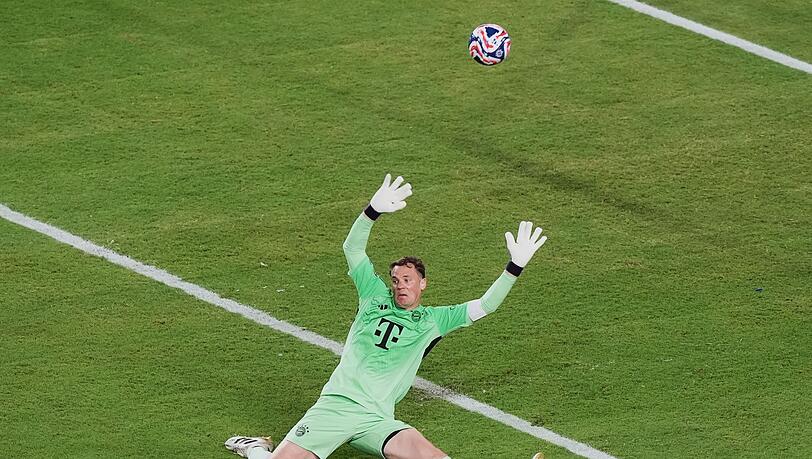 Manuel Neuer kann das Tor zum 1:1 nicht verhindern. Manuel Neuer kann das Tor zum 1:1 nicht verhindern.