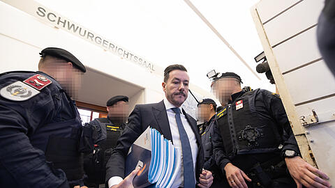 Der Angeklagte Rene Benko verlässt in einer Pause des zweiten Verhandlungstags mit Unterlagen den Schwurgerichtssaal im Landericht. Der Ex-Milliardär ist wegen Schädigung seiner Gläubiger zu zwei Jahren Haft verurteilt worden. Das Verfahren gilt als Auftakt einer möglichen Prozess-Serie rund um die größte Pleite in der jüngeren Geschichte Österreichs.