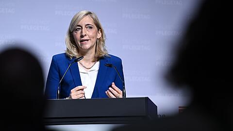 Gesundheitsministerin Nina Warken (CDU) will die Kosten im Gesundheitssystem begrenzen (Archivbild)