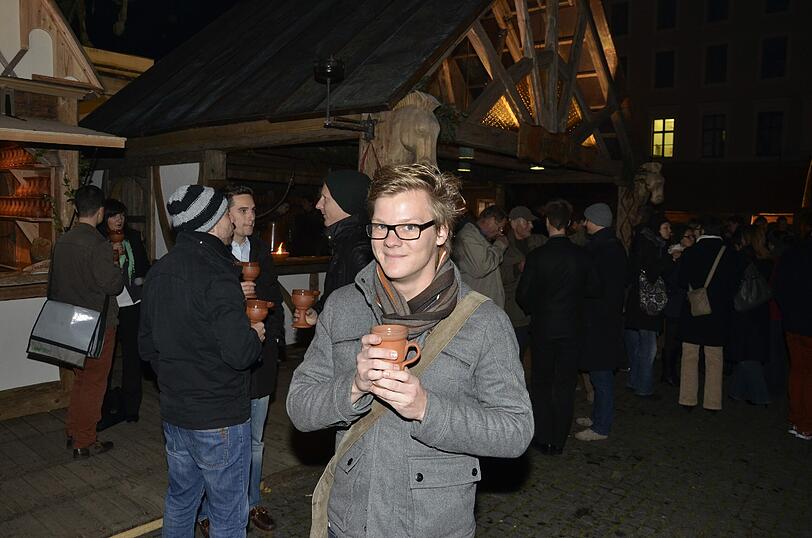 Name: Glühwein 
Stand: Marktschänke, Mittelaltermarkt
Preis: 3,50 Euro
Menge: 0,2 Liter
Sterne: 2/5

FAZIT: Den Klassiker gibt es auf dem Mittelaltermarkt im Tonkrug. Der sieht zwar rustikal aus, hält den Inhalt aber nicht lange warm. Schon bei der Hälfte ist mein Wein kalt. Sowieso schmeckt der Glühwein recht fad und nach Supermarkt.