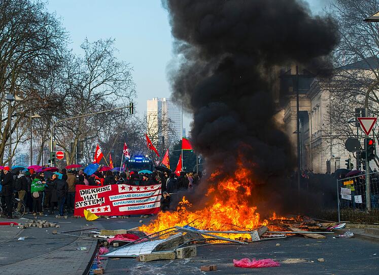 Der Protesttag der kapitalismuskritischen Blockupy-Bewegung hat in Frankfurt mit einer Welle der Gewalt begonnen