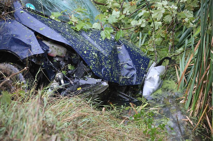 Bei einem Unfall bei Schwindegg hat sich eine Fahranfängerin mehrmals überschlagen.