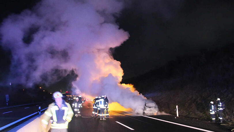 Die Bilder vom großen Feuerwehreinsatz auf der A94.