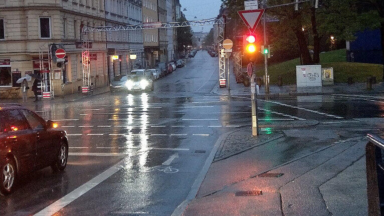 Unübersichtlich: Die Kreuzung Corneliusstraße/Erhardtstraße. Radler dürfen geradeaus, Autos und Lkw nicht. Ein rechtsabbiegender Laster übersah am Montag einen radelnden Elfjährigen. Der Schüler ist tot.
