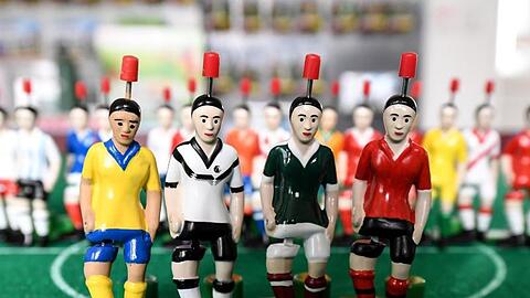 Der Klassiker unter den Fußball-Spielen in den eigenen vier Wänden: Tipp-Kick.