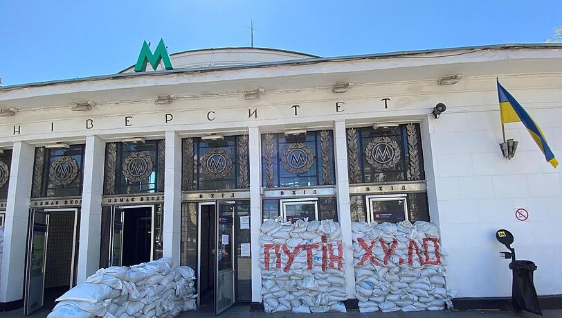 An einer Metrostation in Kiew sollen Sandsäcke die Gebäude schütze - mit der Parole "Putin chuilo" (etwa: "Putin ist ein Schwanzgesicht").