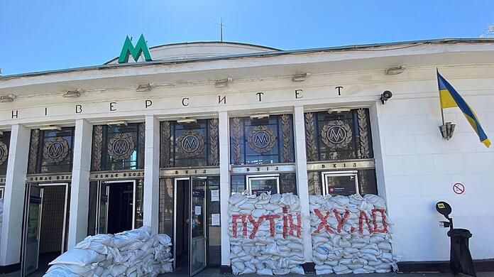 An einer Metrostation in Kiew sollen Sandsäcke die Gebäude schütze - mit der Parole "Putin chuilo" (etwa: "Putin ist ein Schwanzgesicht").