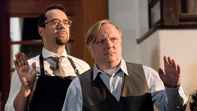 "Tatort: Erkläre Chimäre": Professor Boerne (Jan Josef Liefers, l.) und Kommissar Frank Thiel (Axel Prahl) haben sich für den reichen Erbonkel des Professors in Schale geworfen.