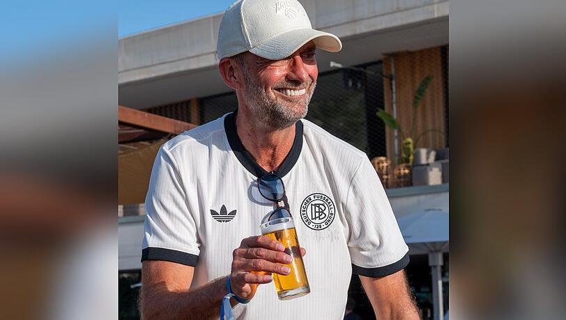Cooles Grinsen, kühles Bierchen und nebenbei Tennis: Jürgen Klopp bei den Mallorca Championships 2025.