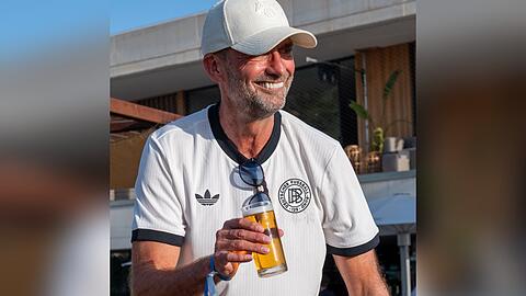 Cooles Grinsen, kühles Bierchen und nebenbei Tennis: Jürgen Klopp bei den Mallorca Championships 2025.