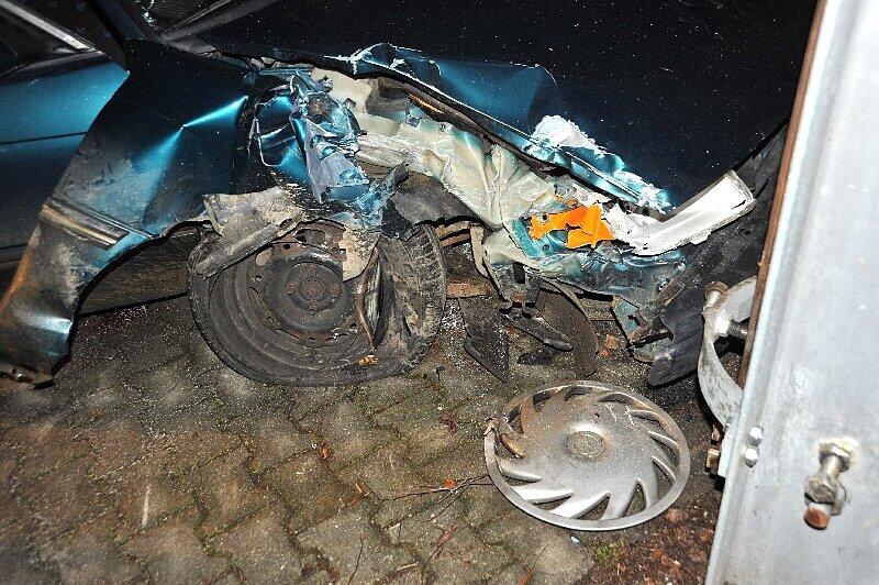 Fünf junge Männer waren schwer betrunken mit dem Wagen unterwegs. An dem Maibaum endete ihre Fahrt.
