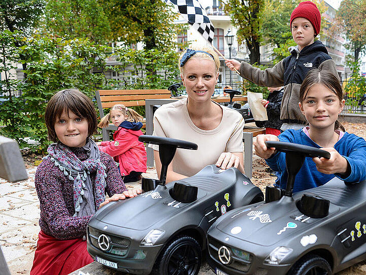 Franziska Knuppe mit strahlenden Kindern