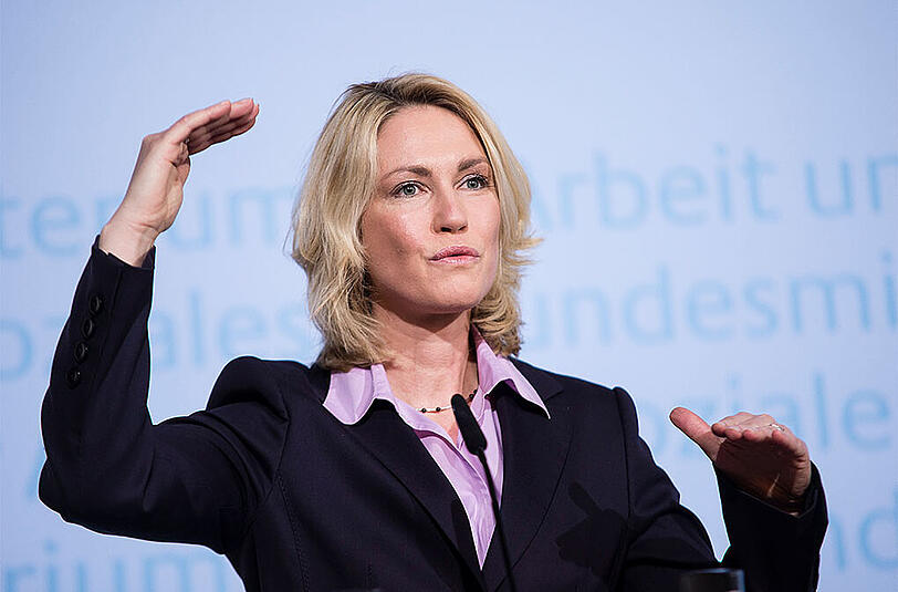 Das Familienministerium um Manuela Schwesig (SPD) möchte elektronische Wasserpfeifen und Energy Drinks für Jugendliche verbieten.