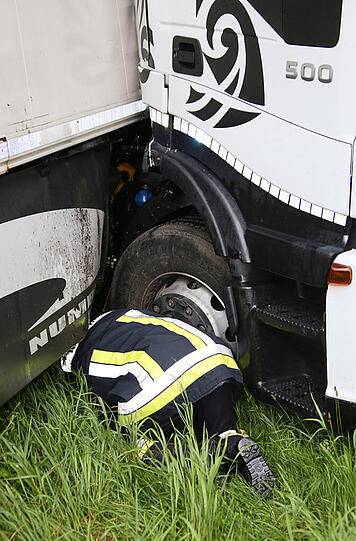 Bilder vom Unfall in Kraiburg, bei dem sich ein leere Sattelschlepper auf einem Berg verkeilte und so die gesamte Straße blockierte.