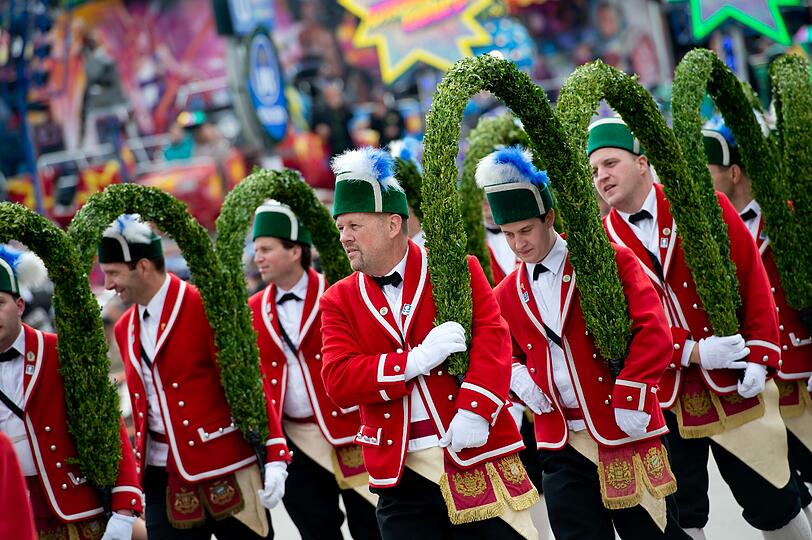 Der Trachten-Einzug auf der Wiesn