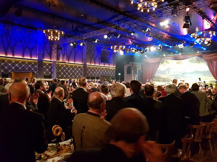 Standing Ovations und Applaus nach der Fastenpredigt.