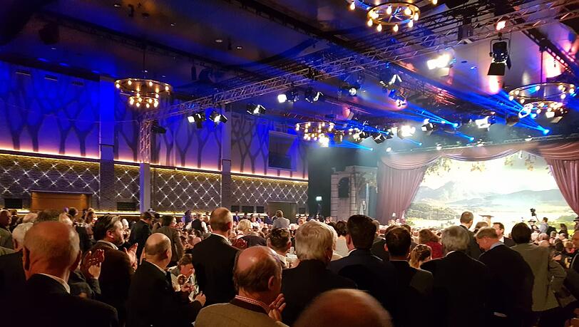 Standing Ovations und Applaus nach der Fastenpredigt. Standing Ovations und Applaus nach der Fastenpredigt.