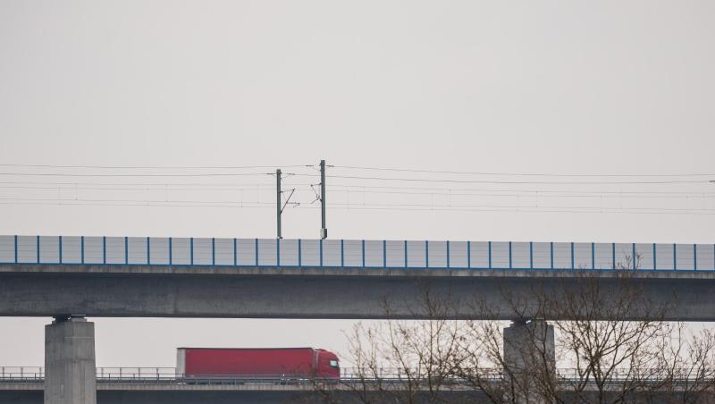 Die Teißtal-Brücke mit der ICE-Strecke (vorne) zwischen Frankfurt und Köln. Die Teißtal-Brücke mit der ICE-Strecke (vorne) zwischen Frankfurt und Köln.