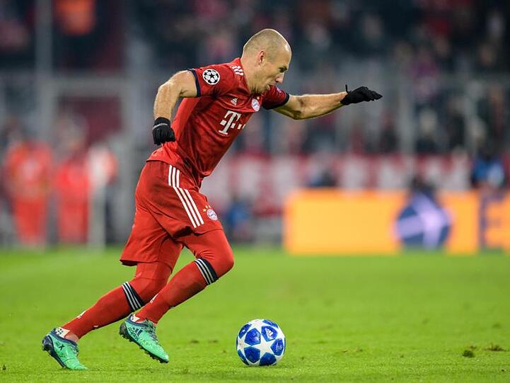 Arjen Robben vom FC Bayern München spielt den Ball bei einem Spiel im November 2018. Foto: Matthias Balk/Archiv
