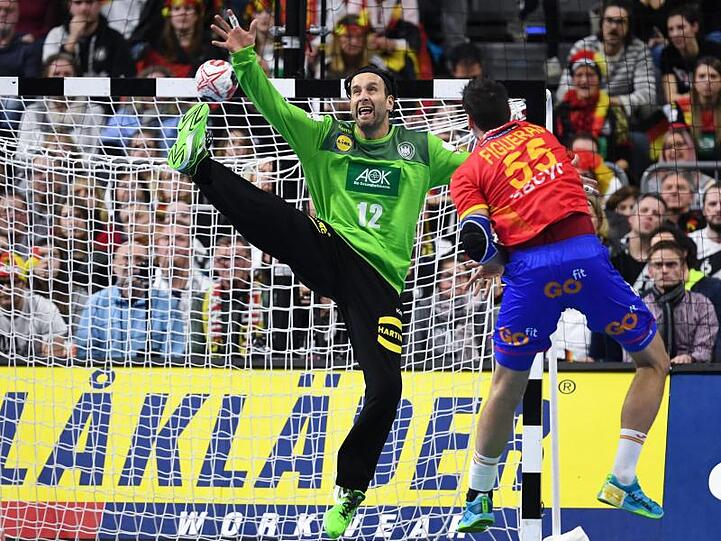 Spaniens Adrian Figueras Trejo (r) wirft auf das Tor von Deutschlands Torwart Silvio Heinevetter.