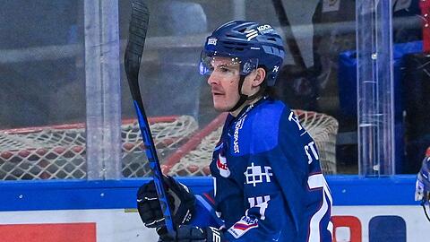 Travis St. Denis von Straubing jubelt nach seinem Treffer zum 3:2 gegen Bremerhaven.
