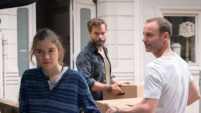 "Eine fremde Tochter": Alma (Hannah Schiller) kann ihrem Vater Oliver (Mark Waschke, r.) die Trennung von der Mutter nicht verzeihen. "Eine fremde Tochter": Alma (Hannah Schiller) kann ihrem Vater Oliver (Mark Waschke, r.) die Trennung von der Mutter nicht verzeihen.