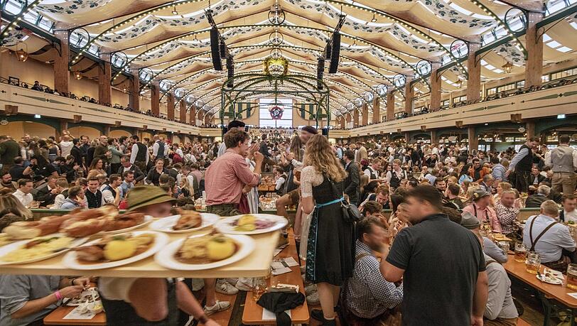 Die Plätze in der Bräurosl sind heiß begehrt. Über die Website Oktoberfest Booking können eventuell noch Plätze ergattert werden.