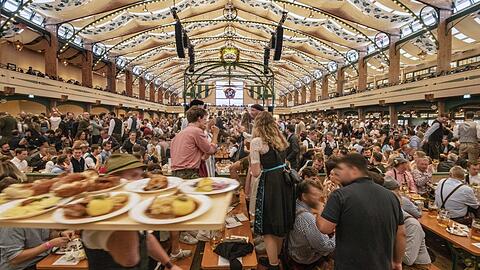 Die Plätze in der Bräurosl sind heiß begehrt. Über die Website Oktoberfest Booking können eventuell noch Plätze ergattert werden.
