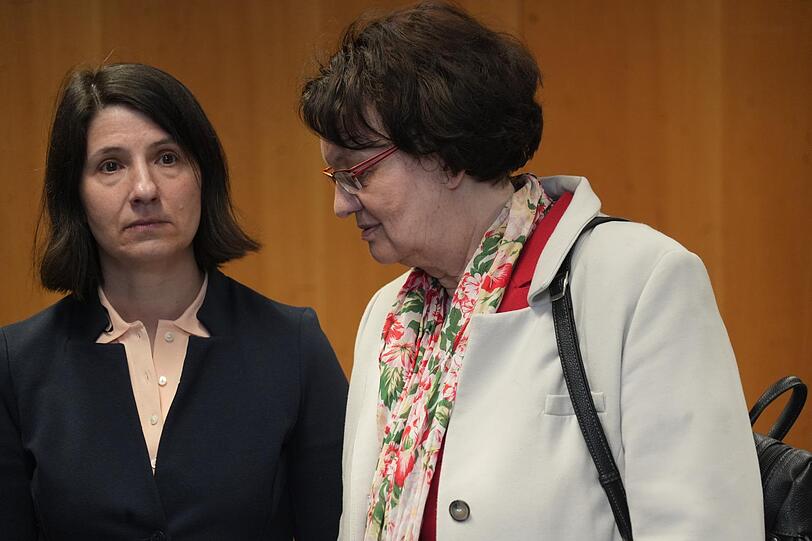 SPD-Fraktionschefin Anne H&uuml;bner (l.) und die ehemalige B&uuml;rgermeisterin Christine Strobl, als die Ergebnisse f&uuml;r die OB-Wahl bekannt werden.