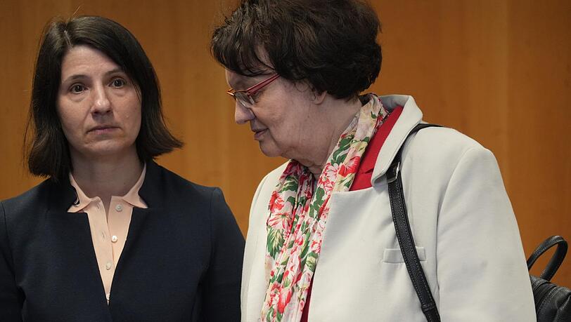 SPD-Fraktionschefin Anne H&uuml;bner (l.) und die ehemalige B&uuml;rgermeisterin Christine Strobl, als die Ergebnisse f&uuml;r die OB-Wahl bekannt werden.