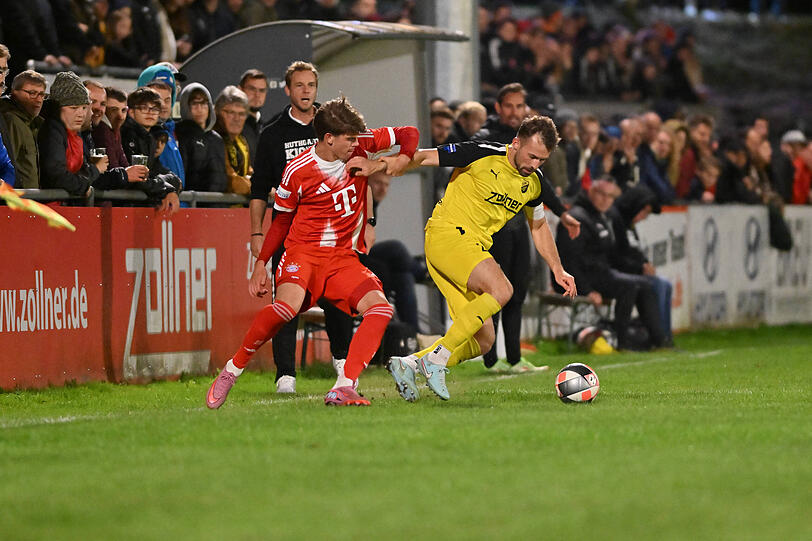 Im Trikot der DJK Vilzing liefert sich Felix Weber in der vergangenen Spielzeit einen Zweikampf mitGuido Della Rovere vom FC Bayern II. Im Trikot der DJK Vilzing liefert sich Felix Weber in der vergangenen Spielzeit einen Zweikampf mitGuido Della Rovere vom FC Bayern II.